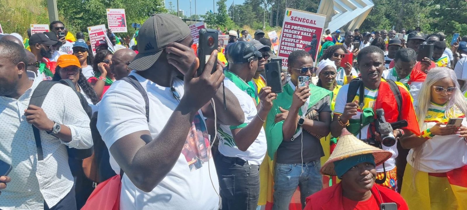 Manifestants filmant et documentant une mobilisation de la diaspora sénégalaise