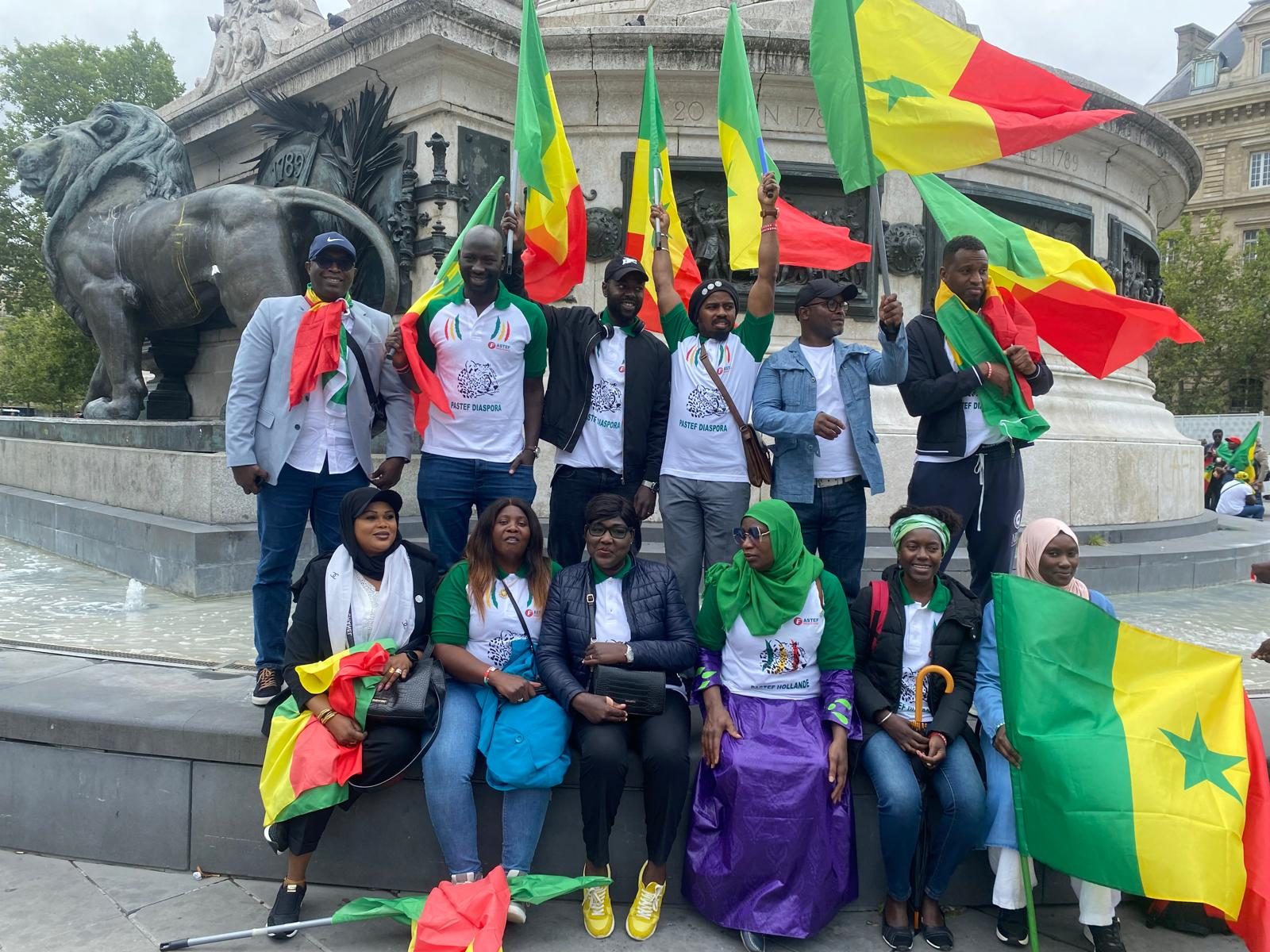 Membres de la diaspora sénégalaise réunis place de la République à Paris avec les drapeaux