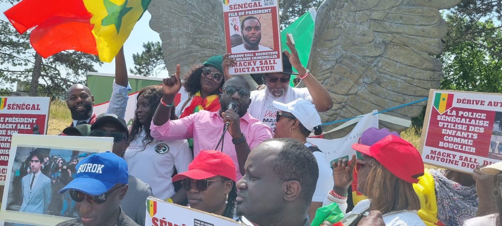 Prise de parole au micro devant la foule lors d'un rassemblement de la diaspora